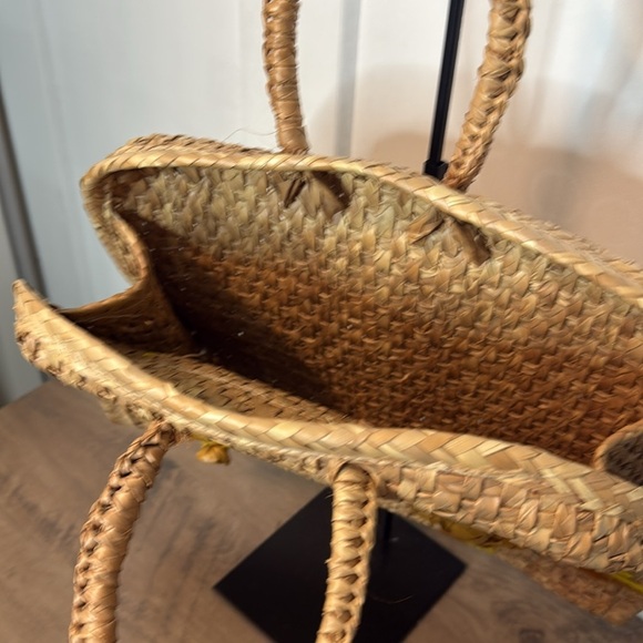 Handcrafted Straw Tote Bag with Floral Design - Picture 3 of 4